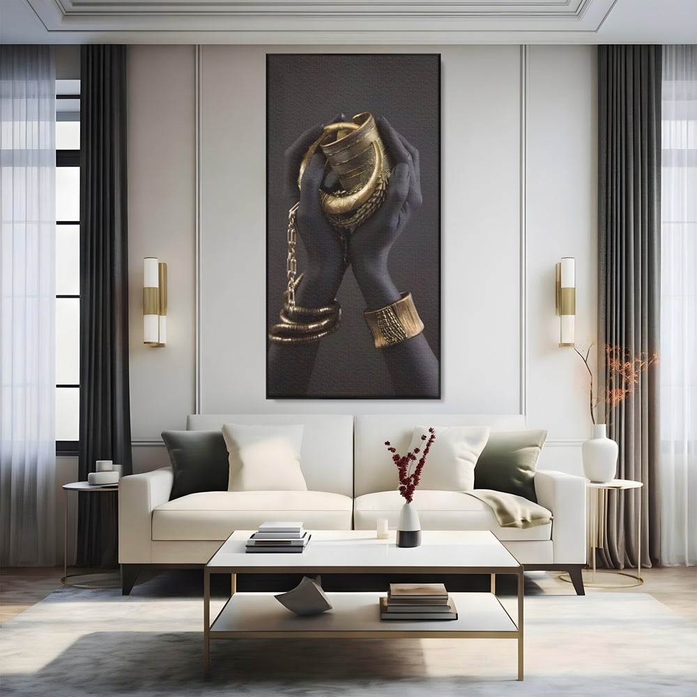 Tablou canvas cu tablou canvas cu maini negre si bijuterii aurii, in rama de aluminiu negru, pe perete intr-un living